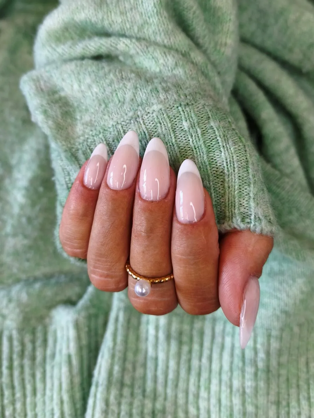 French nude effet baby boomer sur ongles amande, réalisée à domicile